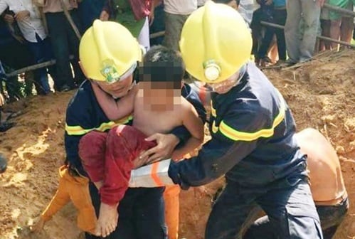 Một bé trai bị rơi xuống hố móng cột điện ở Quảng Nam
